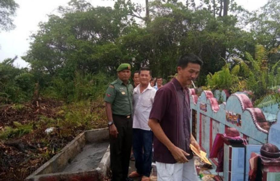 Babinsa Koramil Bangko Bantu Pengamanan Tradisi Sembahyang Kuburan Suku Tionghoa