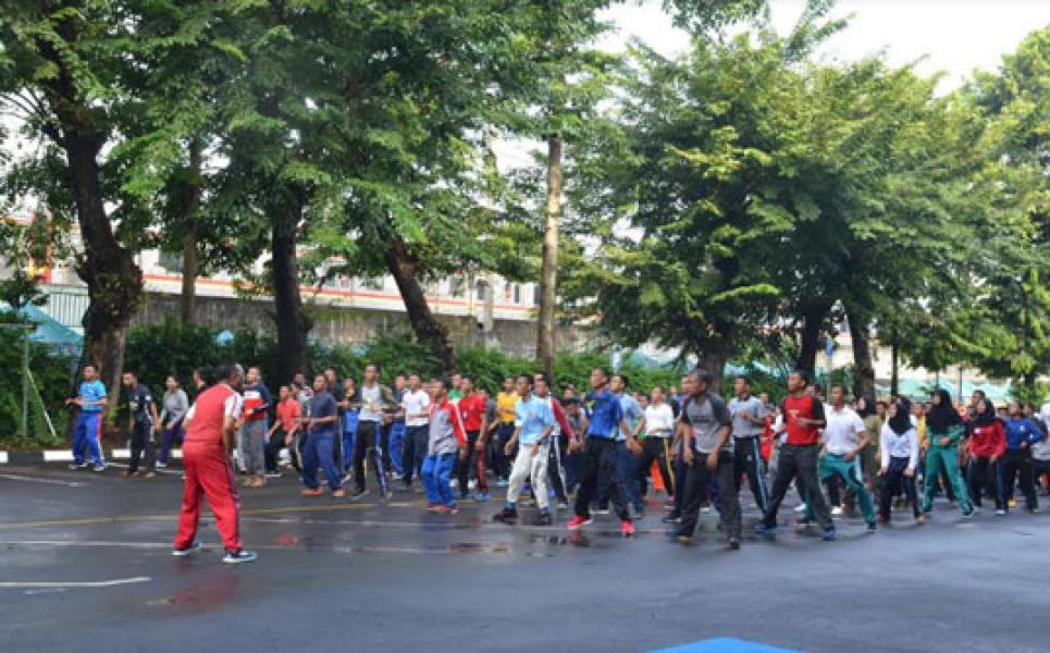 Bentuk Rasa Kekeluargaan, CPNS dan Pegawai Bakamla RI Olah Raga Bersama 