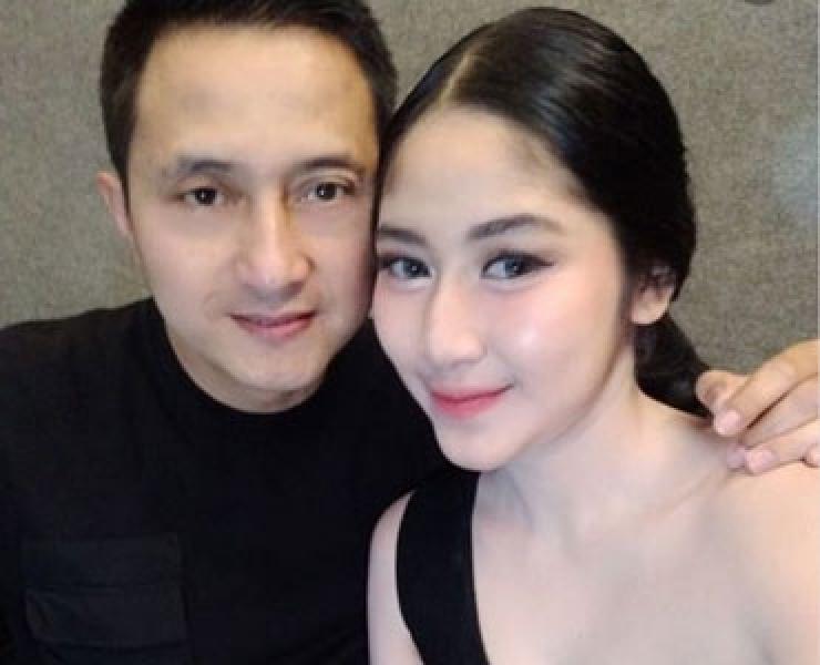 Bersama Aura Mempesona Gandengan Baru Ricky Soebagja