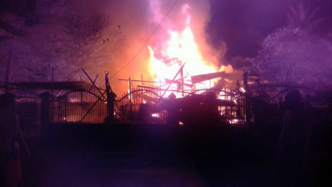 Dalam Hitungan Menit Rumah Dan Bengkel Las Ludes Terbakar