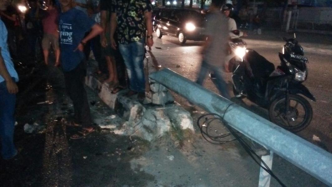 Diduga Hilang Kendali, Mobil Nissan Extrail Tambrak Tiang Lampu Jalan