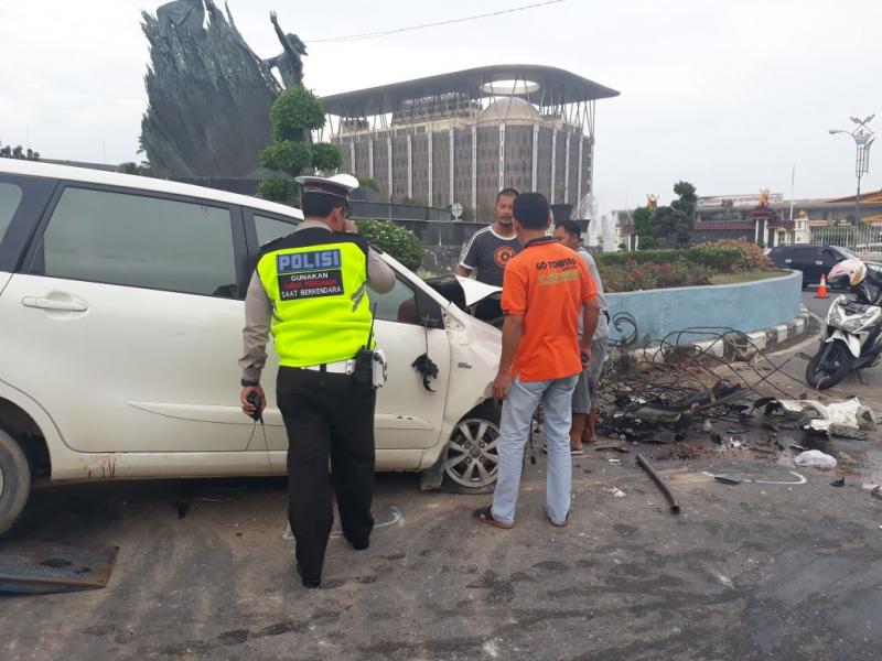 Diduga Sopir Mengantuk, Avanza Tabrak Pagar Tugu Zapin