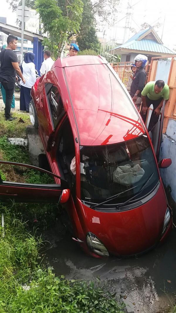 Diduga Sopir Ngantuk, Mobil Honda Brio Nyungsep Keparit