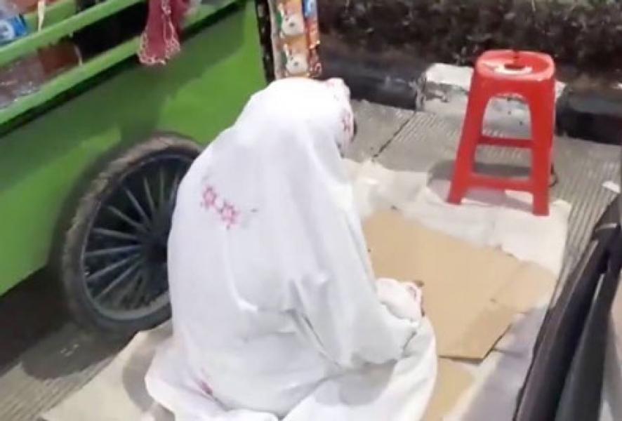 Emak-Emak Penjual Minuman Salat di Samping Gerobaknya Viral