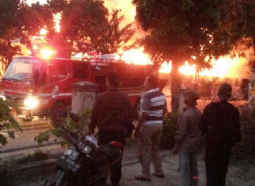 Gudang Perabot Di Arengka Ludes Terbakar