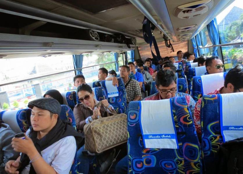 Ini Alasan Kamu Tak Perlu Takut Naik Bus Saat Kamu Sendirian