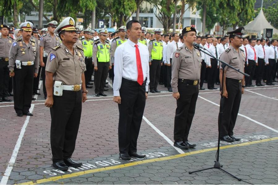 Kapolda Riau Berikan Penghargaan Kepada 22 Personil Polda Riau Berprestasi
