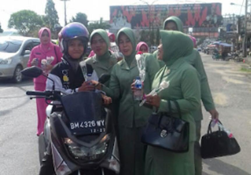 Kartini Polsek dan Koramil Bagan Sinembah Bagi Bunga kepada Pengendara