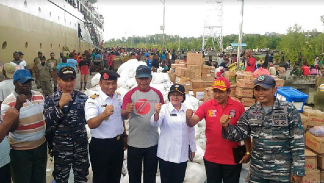 Kazona Timur Bakamla RI Serahkan Bantuan Sosial Muatan Tj. Datu Untuk Asmat