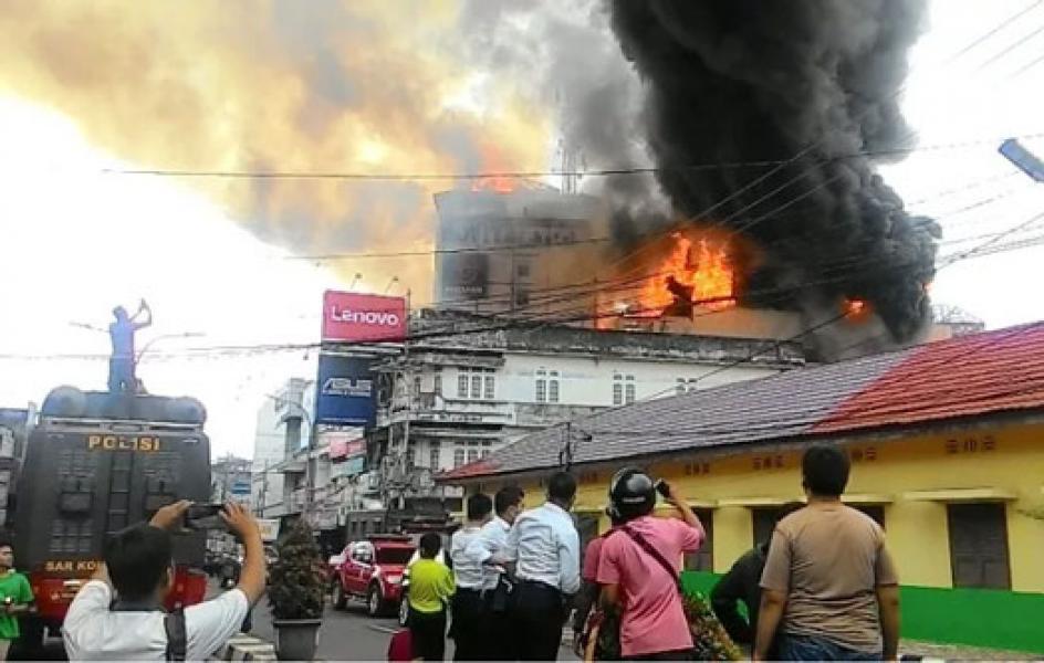 Kebakaran di Jambi Terus Meluas, Swalayan Ikut Ludes Ditelan Jago Merah