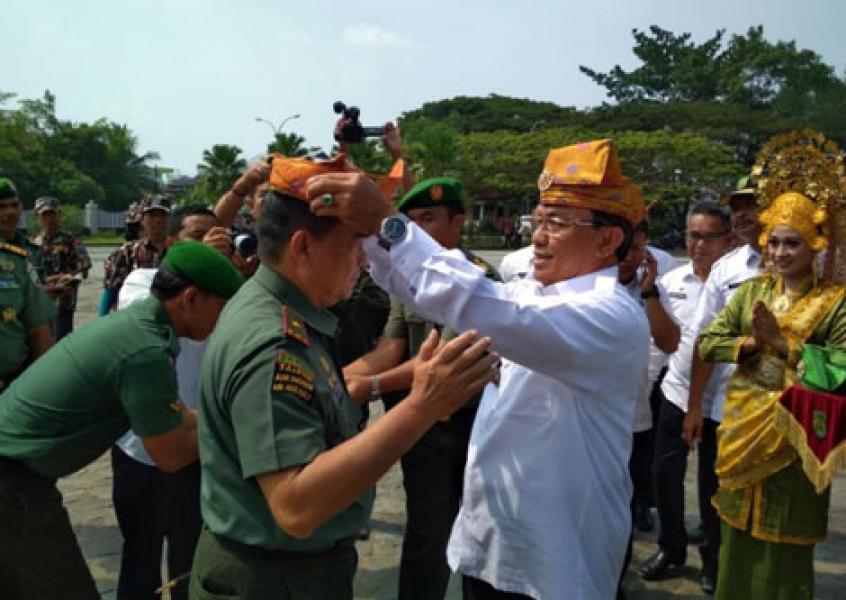 Kunker ke Inhil, Bupati Wardan Sambut Kedatangan Danrem 031/Wirabima Dengan Tanjak Melayu