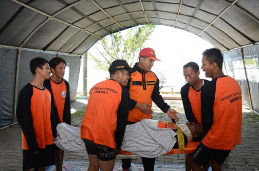 Lanjutkan Pelatihan, Nelayan Banyuwangi Belajar Evakuasi Korban di Laut