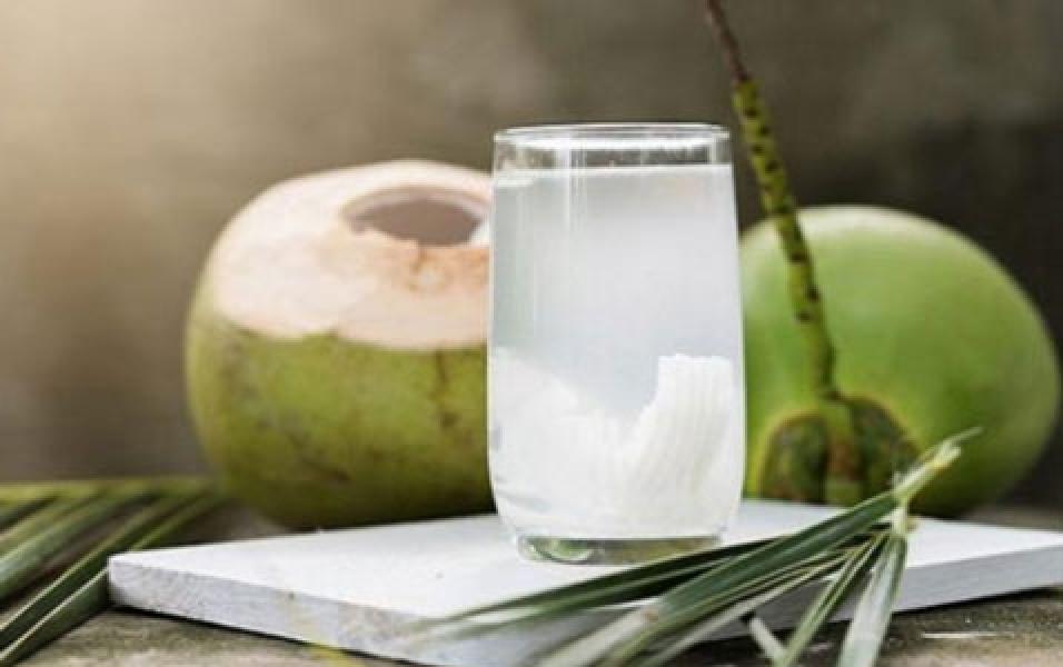 Manfaat Minum Air Kelapa di Pagi Hari