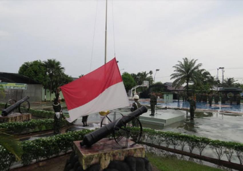 Meski Diguyur Hujan, Anggota Kodim 0313/Kpr Tetap Semangat Laksanakan Upacara