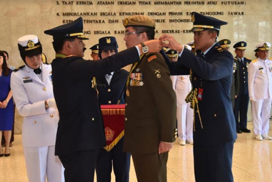 Panglima TNI Terima Kunjungan Kehormatan dan Menyematkan Tanda Kehormatan Kepada Panglima Angkatan Bersenjata Singapura