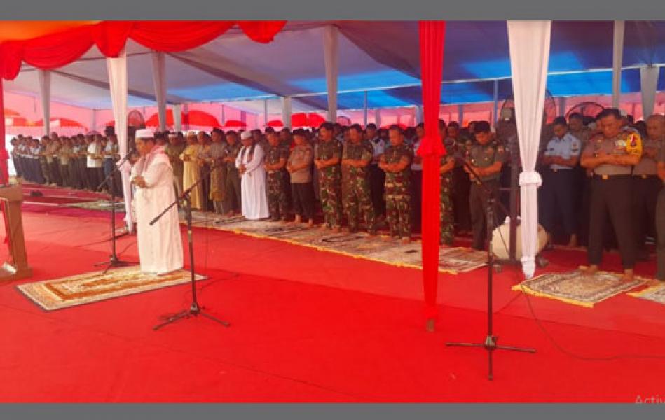 Panglima TNI dan Kapolri Sholat Jumat Bersama dengan Prajurit dan Personel di Pekanbaru