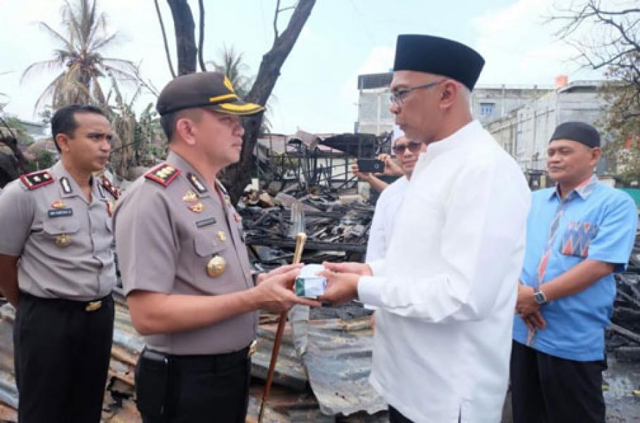 Pasca Kebakaran Asrama Polisi, Pj Bupati Inhil Serahkan Bantuan Kepada Kapolres