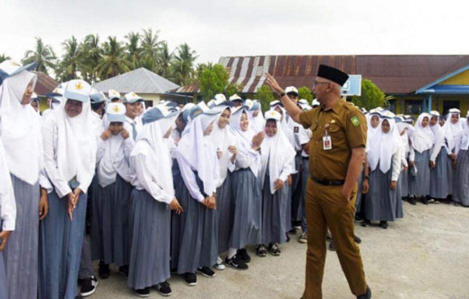 Pjs Bupati Inhil Pimpin Apel Senin Pagi di SMAN 1 Kateman