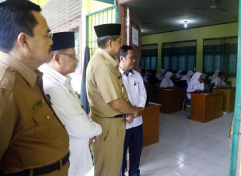 Plt. Bupati Siak Tinjau Pelaksanaan UNBK SMA 2018 di Sekolah