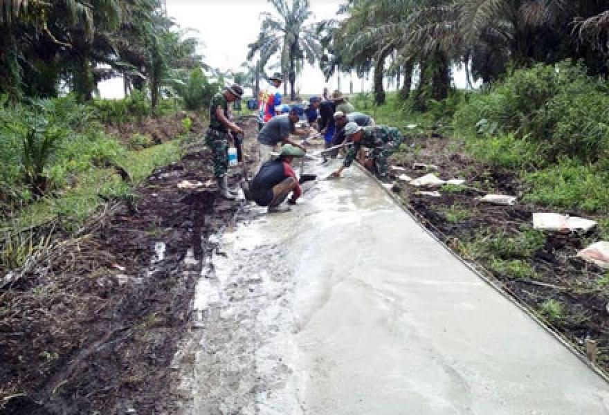 Prajurit Kodim 0314/Inhil Bersama Warga Bangun Jalan Di Lokasi Sasaran