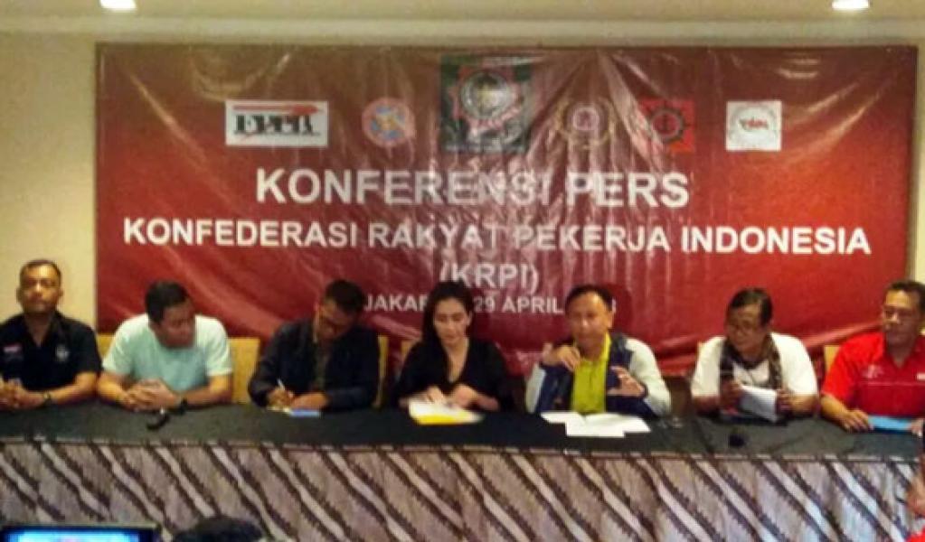 Rata-Rata Buruh Kelapa Sawit Bekerja 12 Jam Tanpa Uang Lembur
