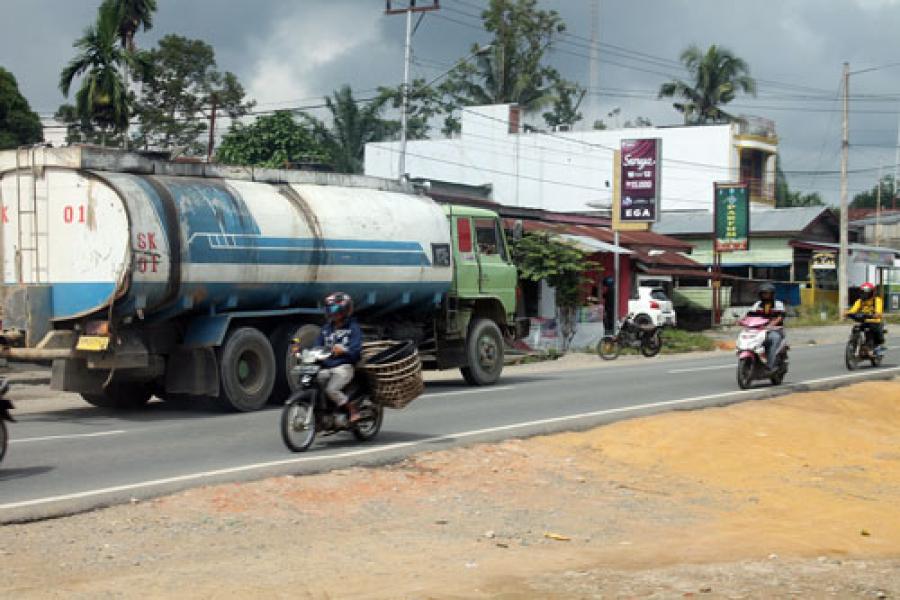 Ratusan Truk Tangki Sumber Kencana Rontokan Badan Jalan Sei Beringin