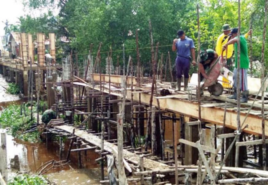 Satgas TMMD 101 Kodim 0314/Inhil Bersama Masyarakat Kebut Pembangunan Jembatan