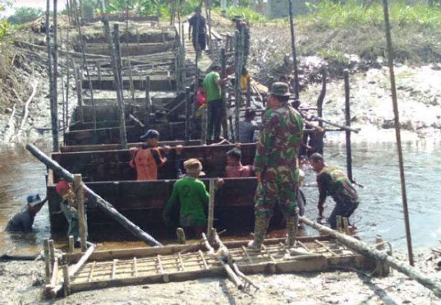 Satgas TMMD Ke 101 Kodim Inhil Bersama Masyarakat Bahu-Membahu Bangun Jembatan Penghubung Desa