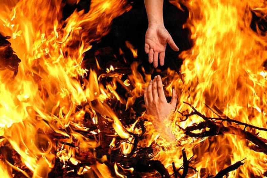 Sepasang Kekasih Nekat Bakar Diri di Surabaya