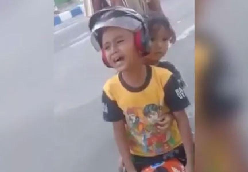 Terciduk Boncengan Motor Mini Tanpa Helm, Bocah Ini Merengek di Depan Polisi