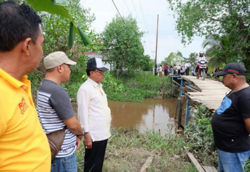 Tinjau Kondisi Jembatan yang Pernah Ambruk dan Singgah di Kondangan, Bupati Wardan Diminta Nyanyi