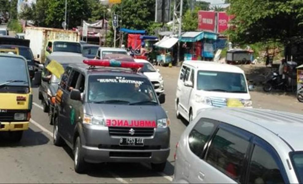 Viral, Pengemudi Halangi Mobil Ambulans