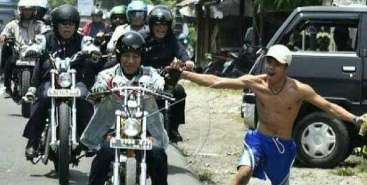 Viral Foto Jokowi Naik Motor Dikejar Pria