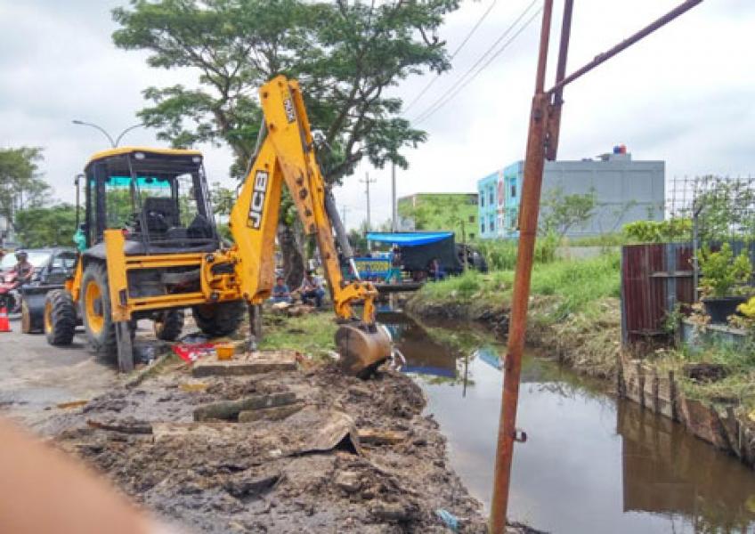 Antisipasi Banjir, Dinas PUPR Bersihkan Drainase Jalan Arifin Achmad