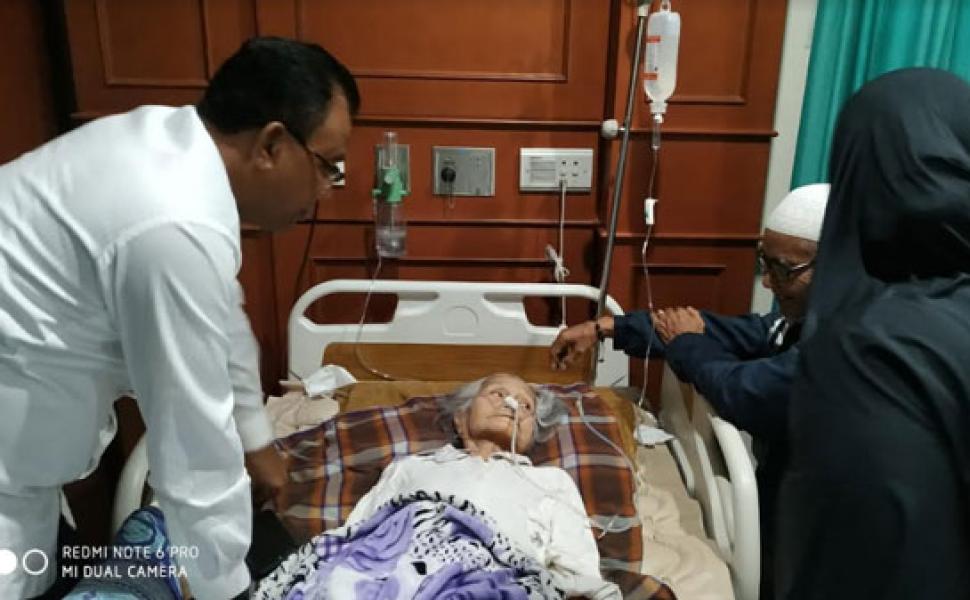 Beri Semangat, Bupati Rohil Jenguk Ibunda di Rumah Sakit