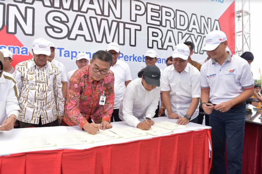 Bersama Menteri BUMN, Dirut Bank Riau Kepri Teken MoU Replanting Sawit Untuk Rakyat