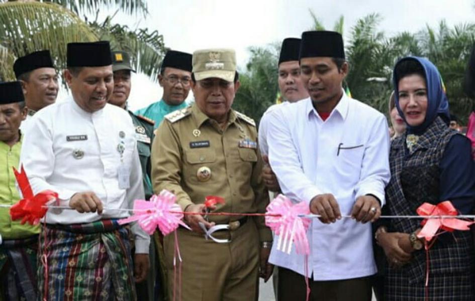 Bupati Rohul Resmikan Jalan Simpang PIR-Desa Dayo Sepanjang 3,7 Kilometer