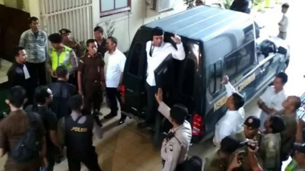 Kala Ahmad Dhani Hampir Sejam �Terkurung� di Mobil Tahanan