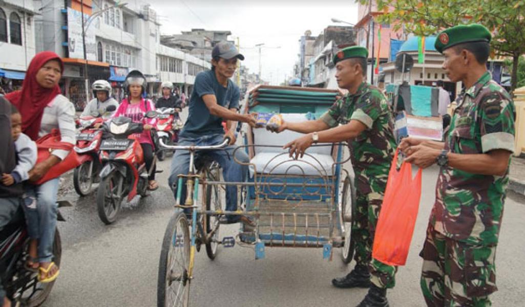 Kodim 0314/Inhil Bagikan 70 Nasi Kotak Kepada Tukang Becak