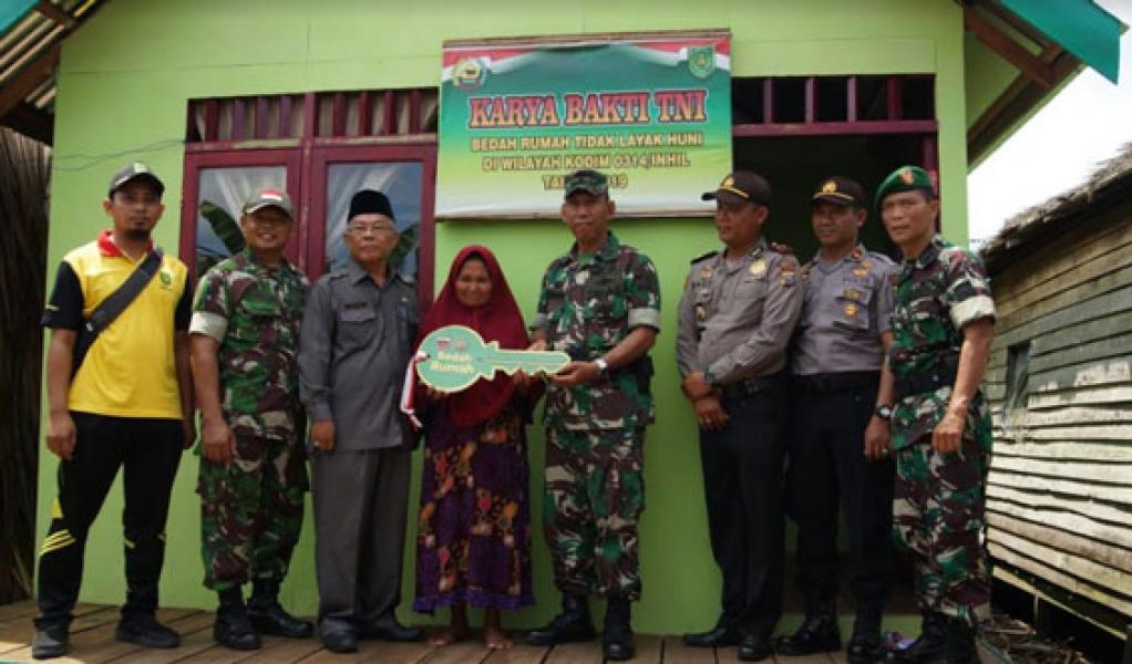 Kodim 0314/Inhil Serahkan Kunci Bedah Rumah Karya Bakti di Desa Sungai Luar 