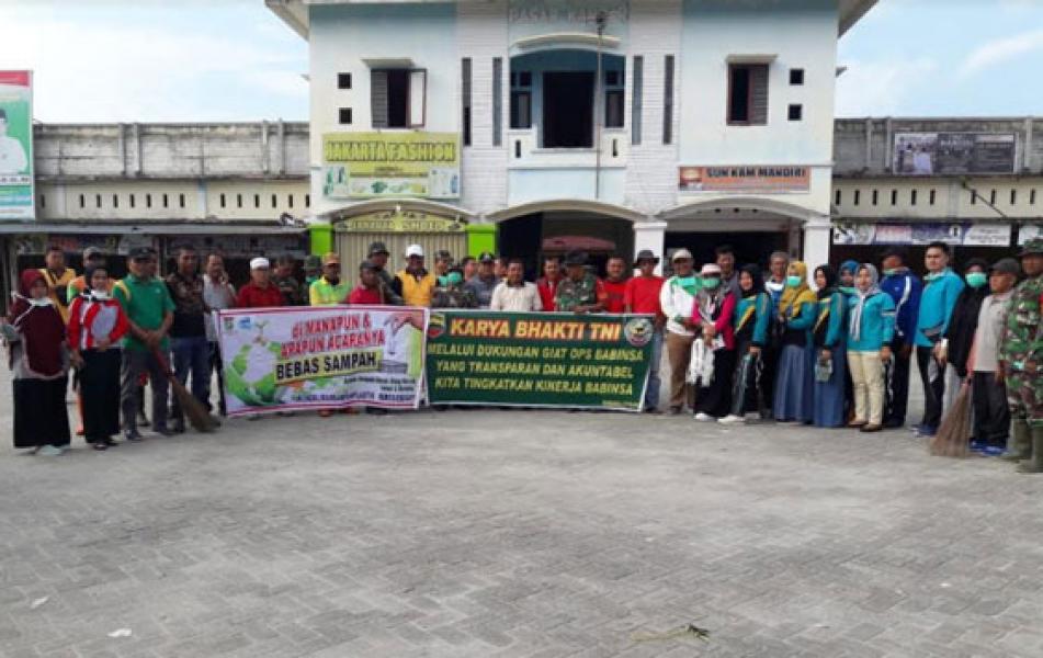 Koramil 07 Kampar Bersama Muspida dan Masyarakat Goro Bersihkan Pasar Tradisional