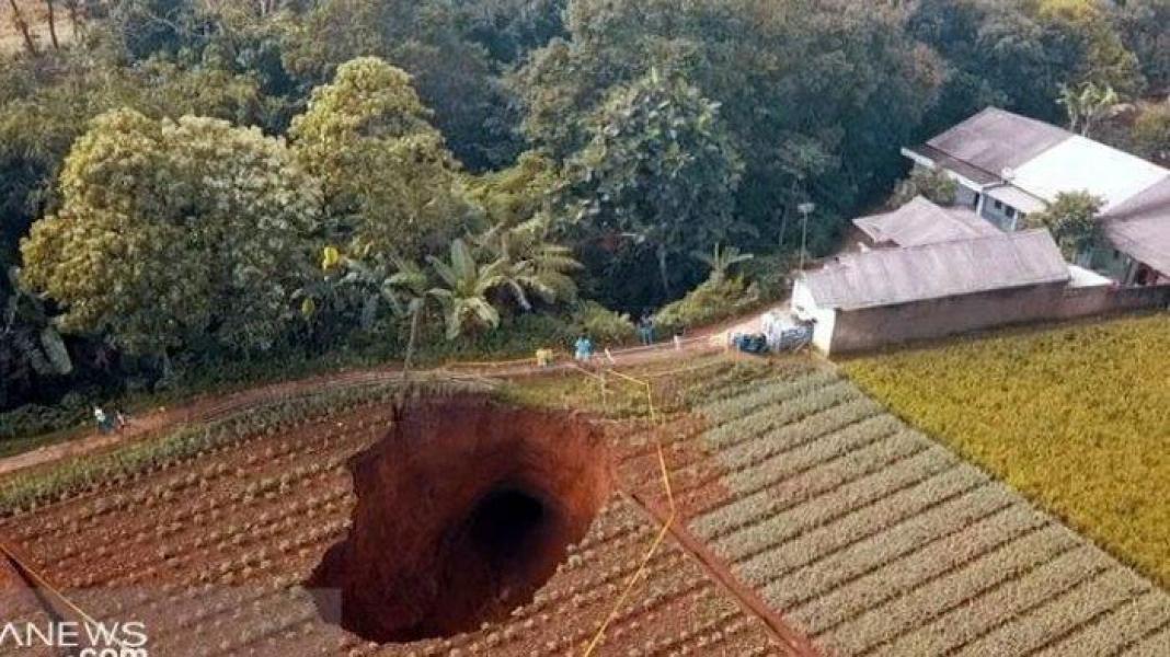 Lubang Raksasa Tiba-tiba Muncul di Sukabumi