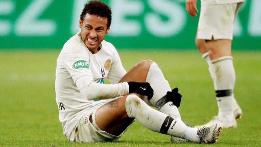 PSG Kalah, Neymar Tinju Suporter