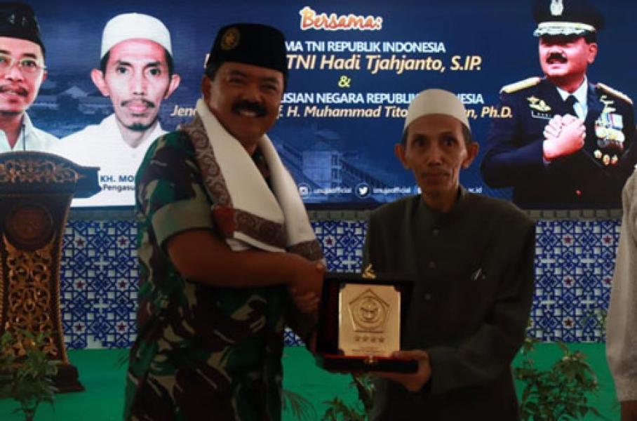 Panglima TNI �Ngaji Kebangsaan� di Pondok Pesantren Nurul Jadid Probolinggo