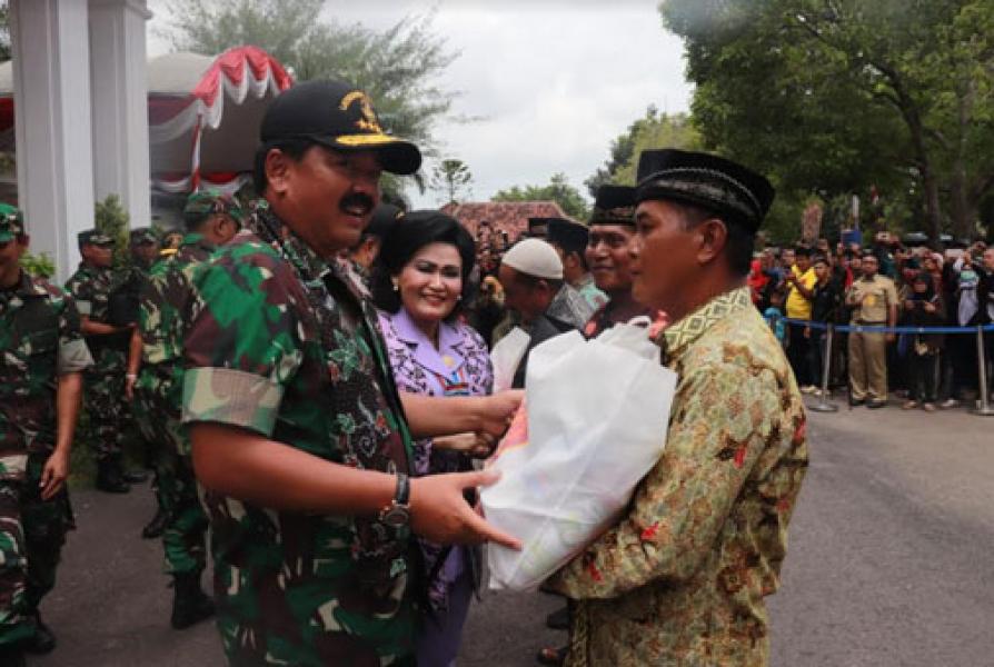 Panglima TNI Serahkan Ribuan Paket Sembako di Pamekasan  