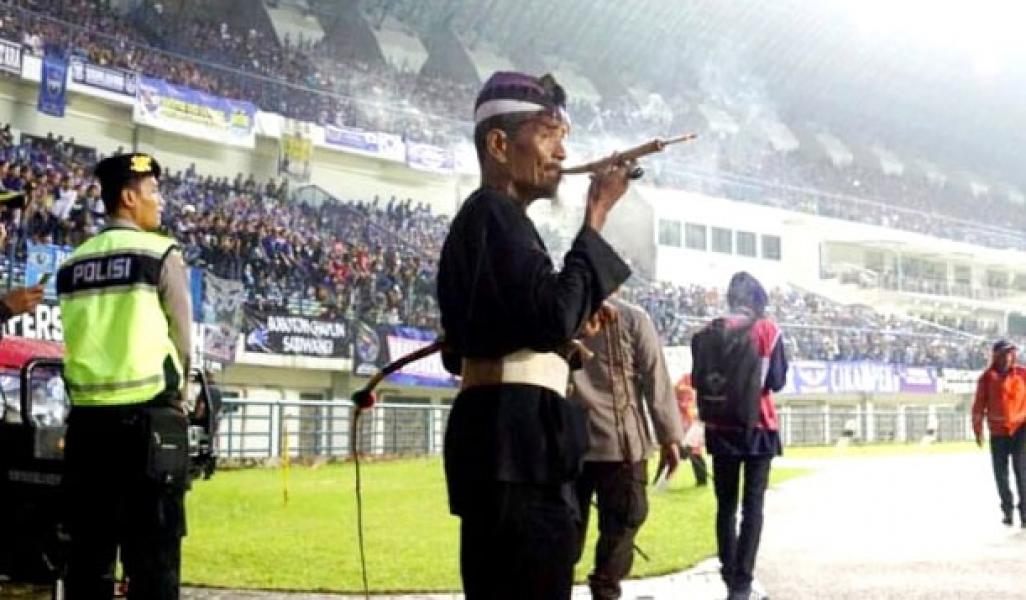 Ragam Jurus Pawang Hujan Merayu Alam