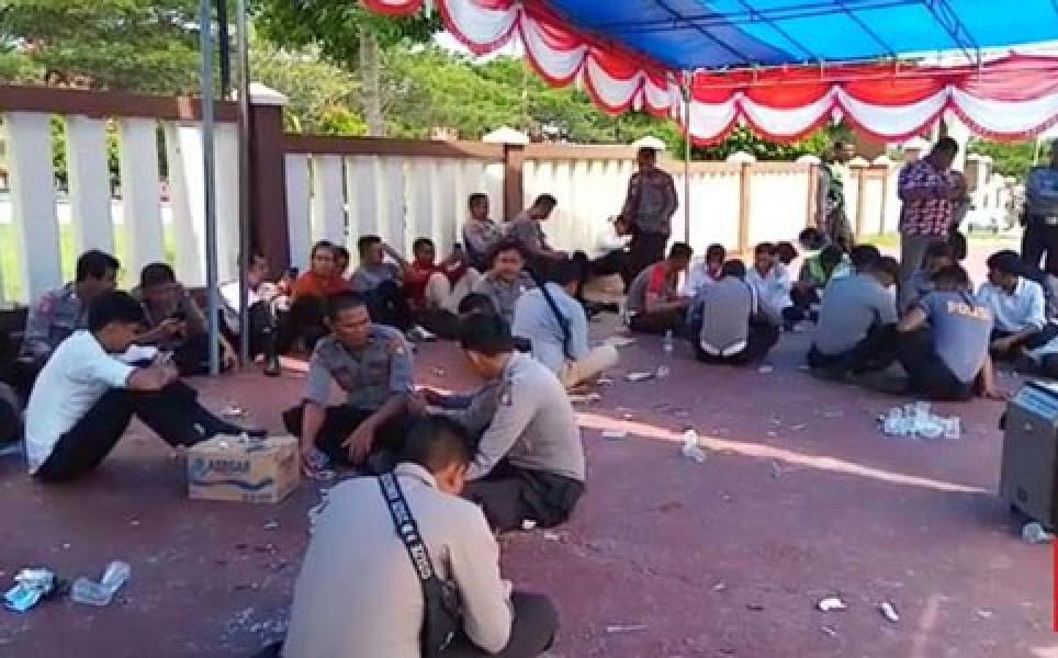 Ratusan Polisi Protes dan Bakar Ban, Pertanyakan Honor Pemilu