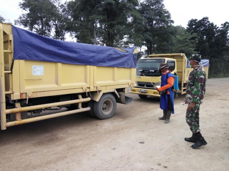 Antisipasi Penularan Corona, Babinsa Koramil 03/Bunut Bersinergi Laksanakan Penyemprotan Kendaraan Pengangkut Barang