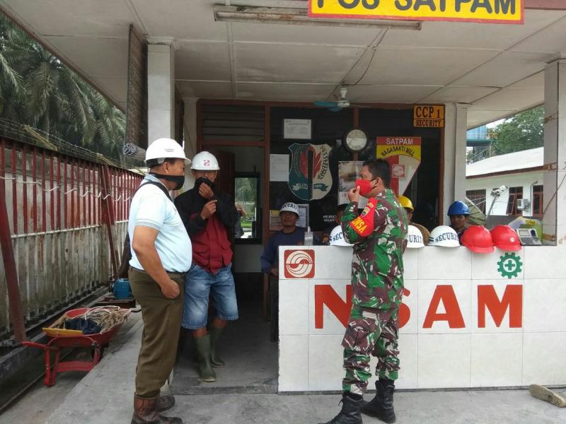 Antisipasi Stabilitas Keamanan, Babinsa Koramil 16/Tapung Komsos Dengn Security PT Sinar Mas