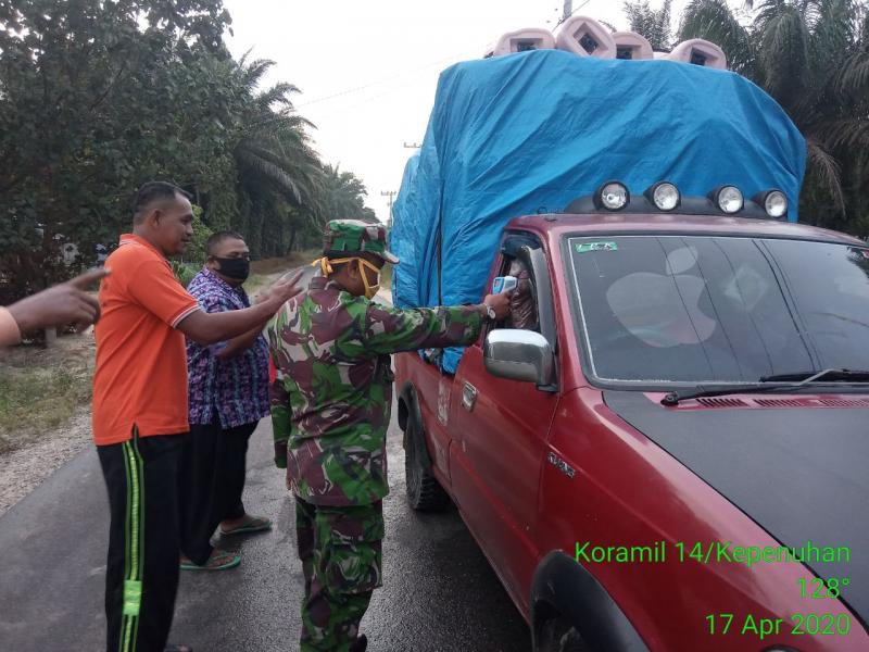 Antisipasi Virus Corona, Babinsa Koramil 14/Kpn dan Perangkat Desa Cek Suhu Pedagang Pasar
